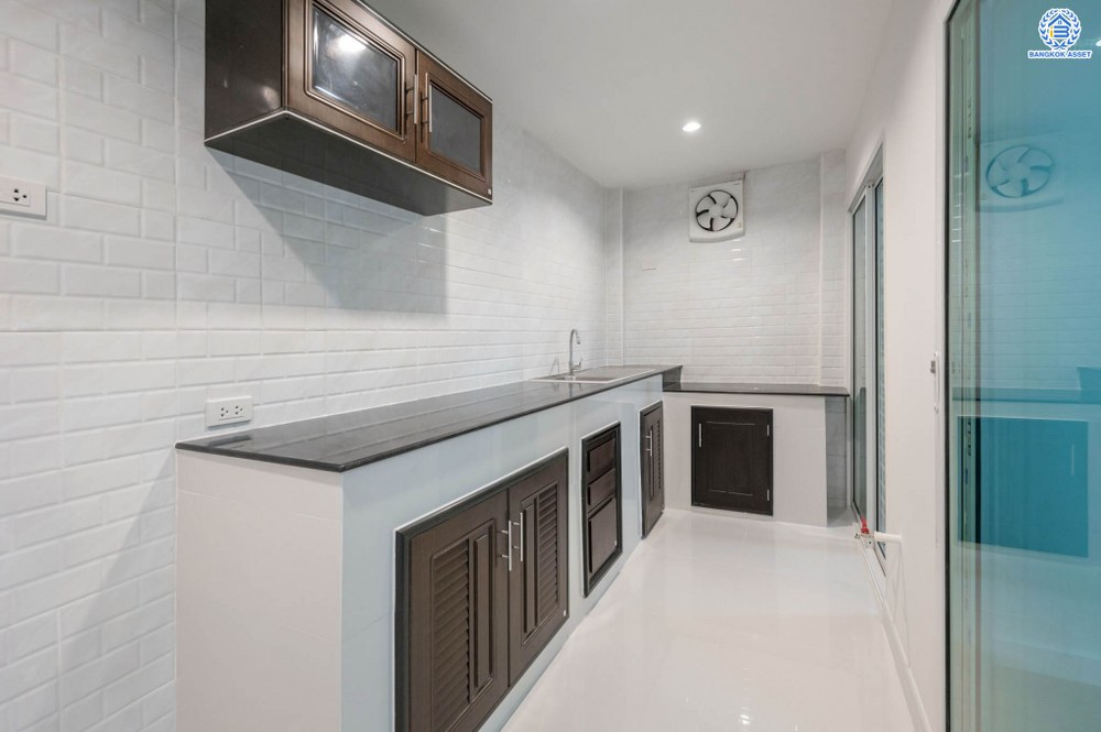 บ้านมือสองตกแต่งใหม่ โครงการ ศุภาลัยวิลล์ ราชพฤกษ์-บางบัวทอง เนื้อที่ 38.1 ตร.ว. พื้นที่ใช้สอยเยอะกว่า 184.98 ตร.ม. ตอบโจทย์ทุกการอยู่อาศัย ฟังก์ชัน 3 ห้องนอน 2 ห้องน้ำ 2 ที่จอดรถ บนทำเลเชื่อมต่อ รถไฟฟ้าสายสีม่วง "สถานีบางพลู" รายล้อมด้วยสิ่งอำนวยความสะดวกมากมาย